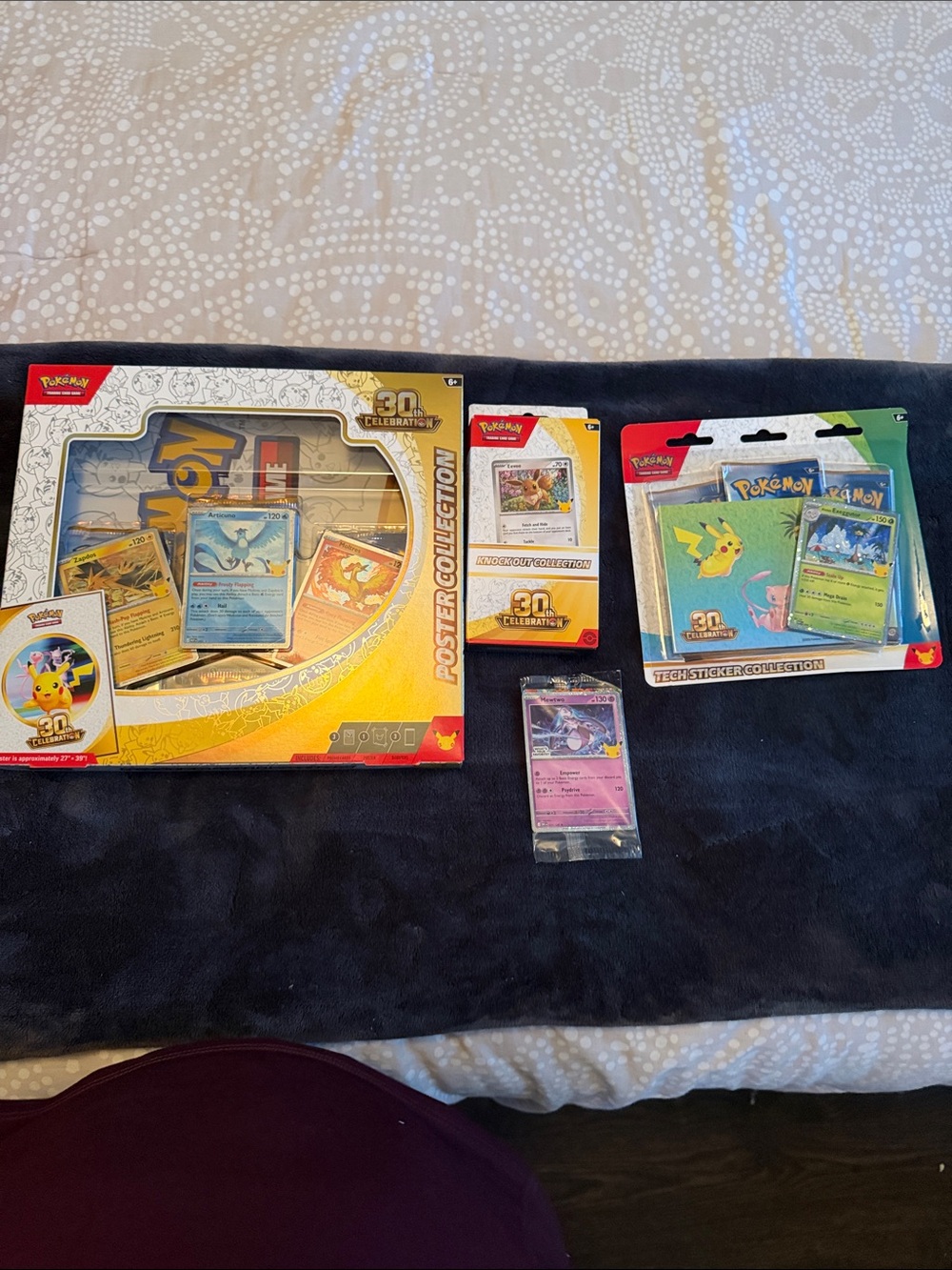 Pokemon 30th Ann poster Collector knockout tech sticker en promo card meet NWT